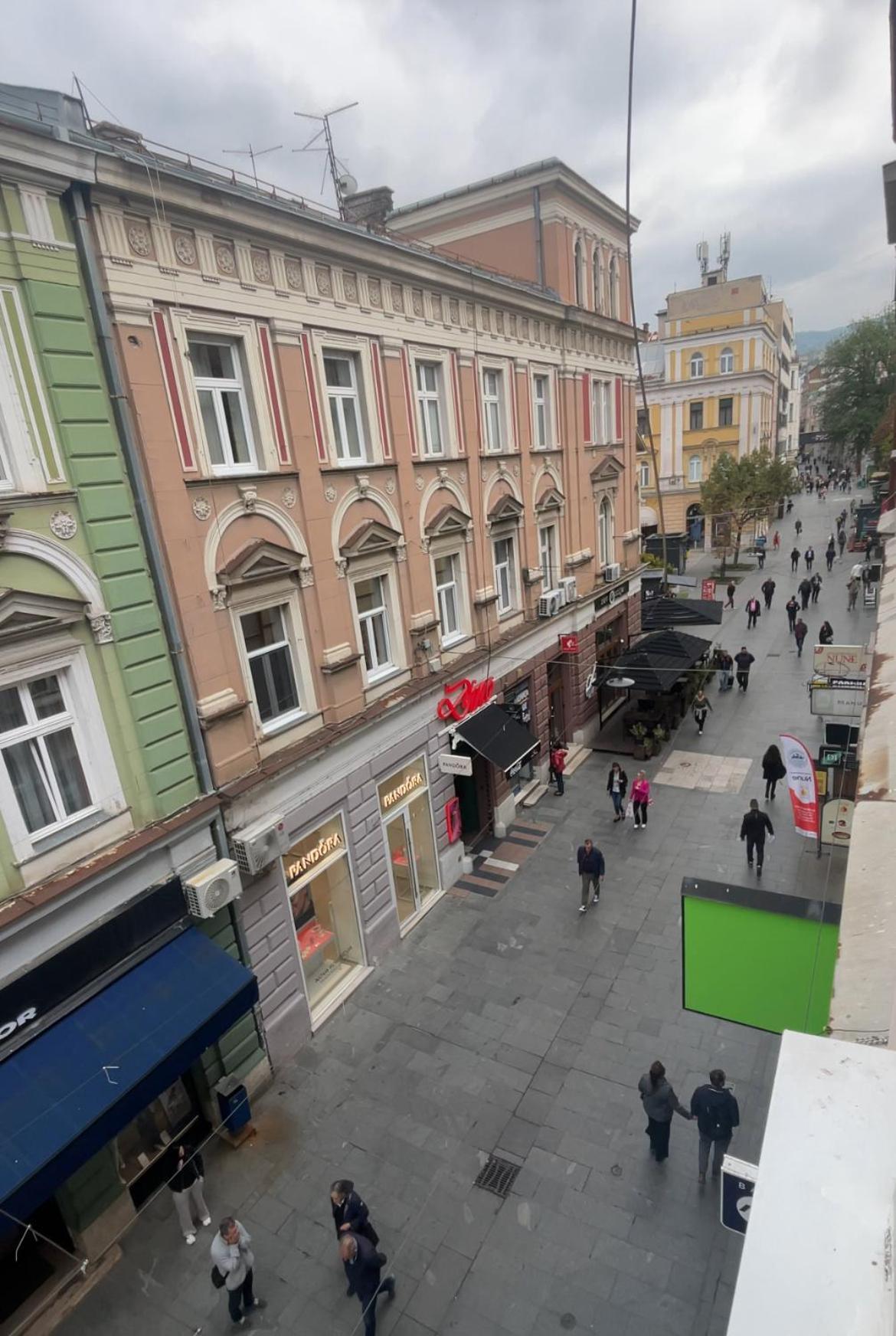 Main Street Retreat Apartment With Free Parking Сараєво Екстер'єр фото