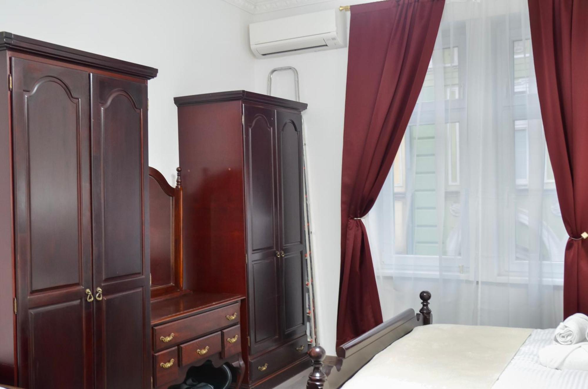 Main Street Retreat Apartment With Free Parking Сараєво Екстер'єр фото