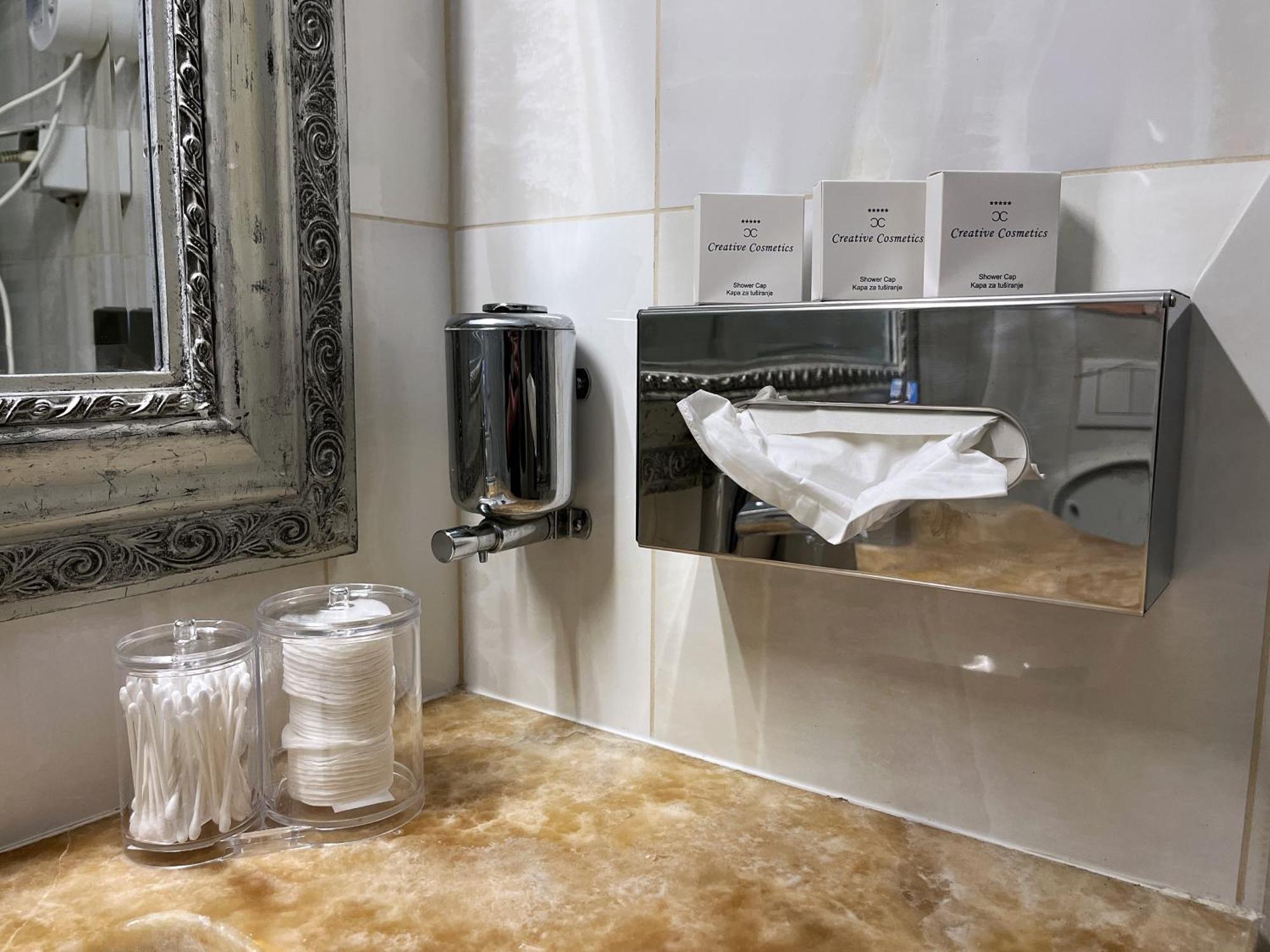 Main Street Retreat Apartment With Free Parking Сараєво Екстер'єр фото