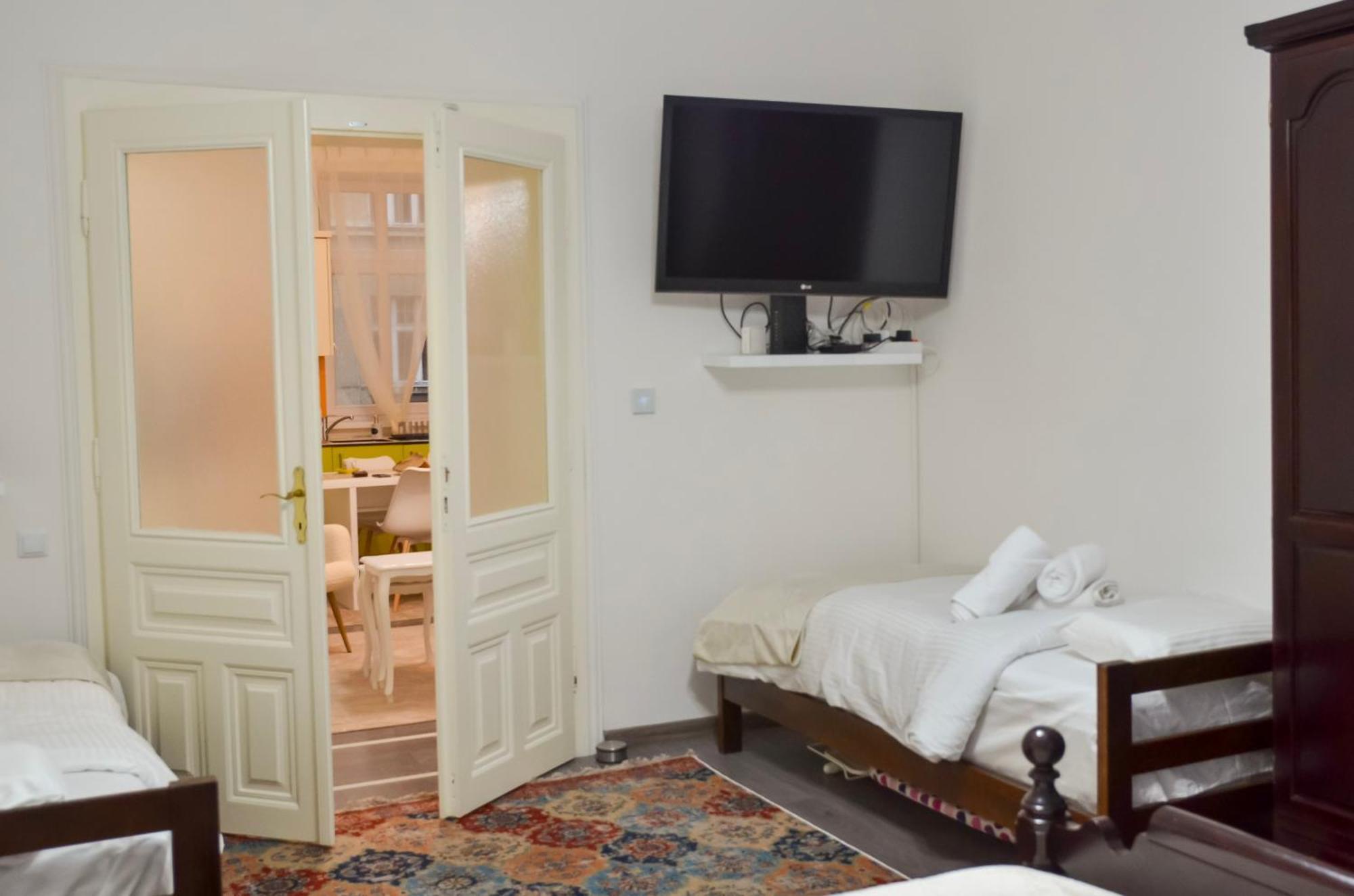 Main Street Retreat Apartment With Free Parking Сараєво Екстер'єр фото