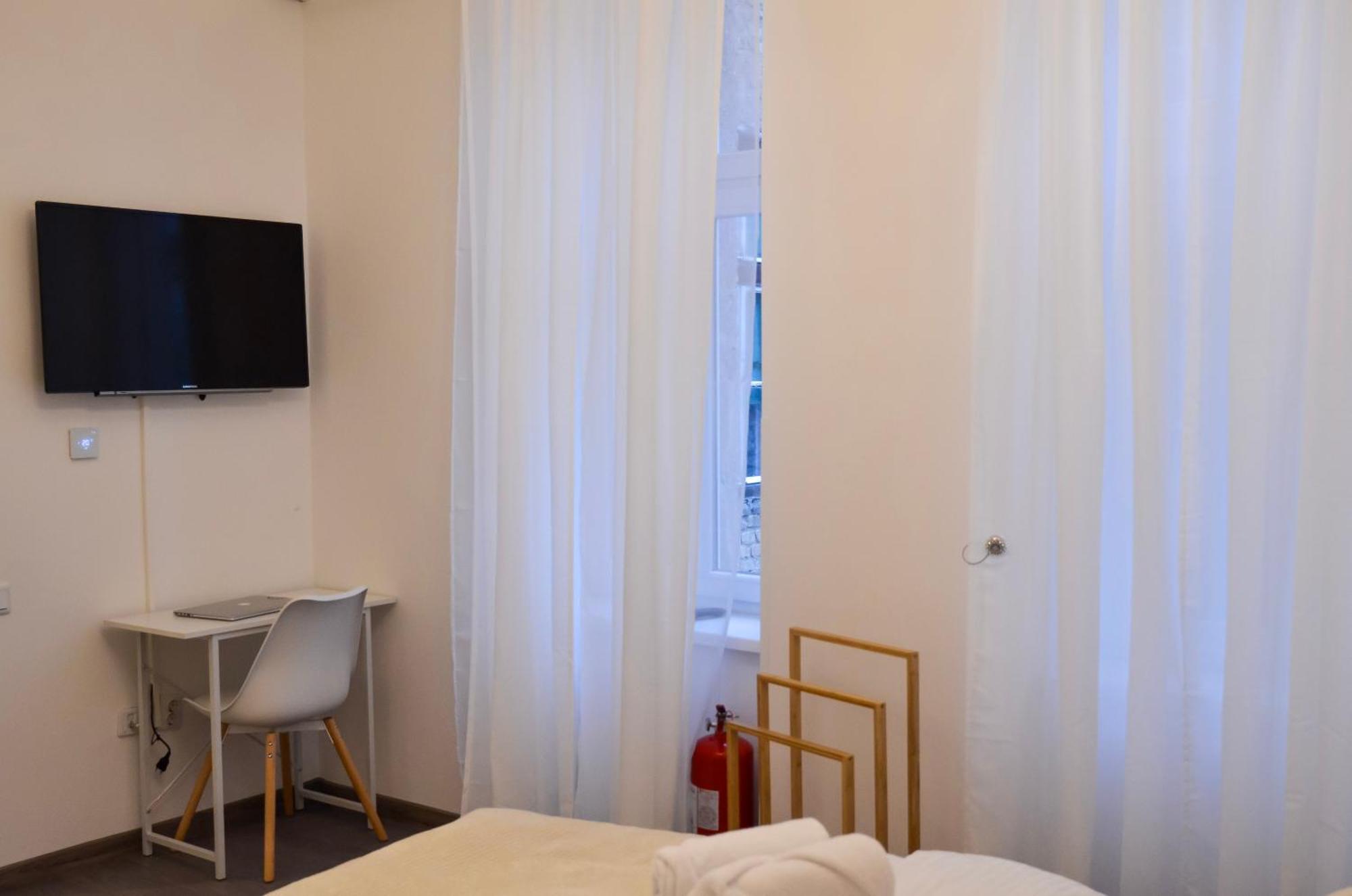 Main Street Retreat Apartment With Free Parking Сараєво Екстер'єр фото