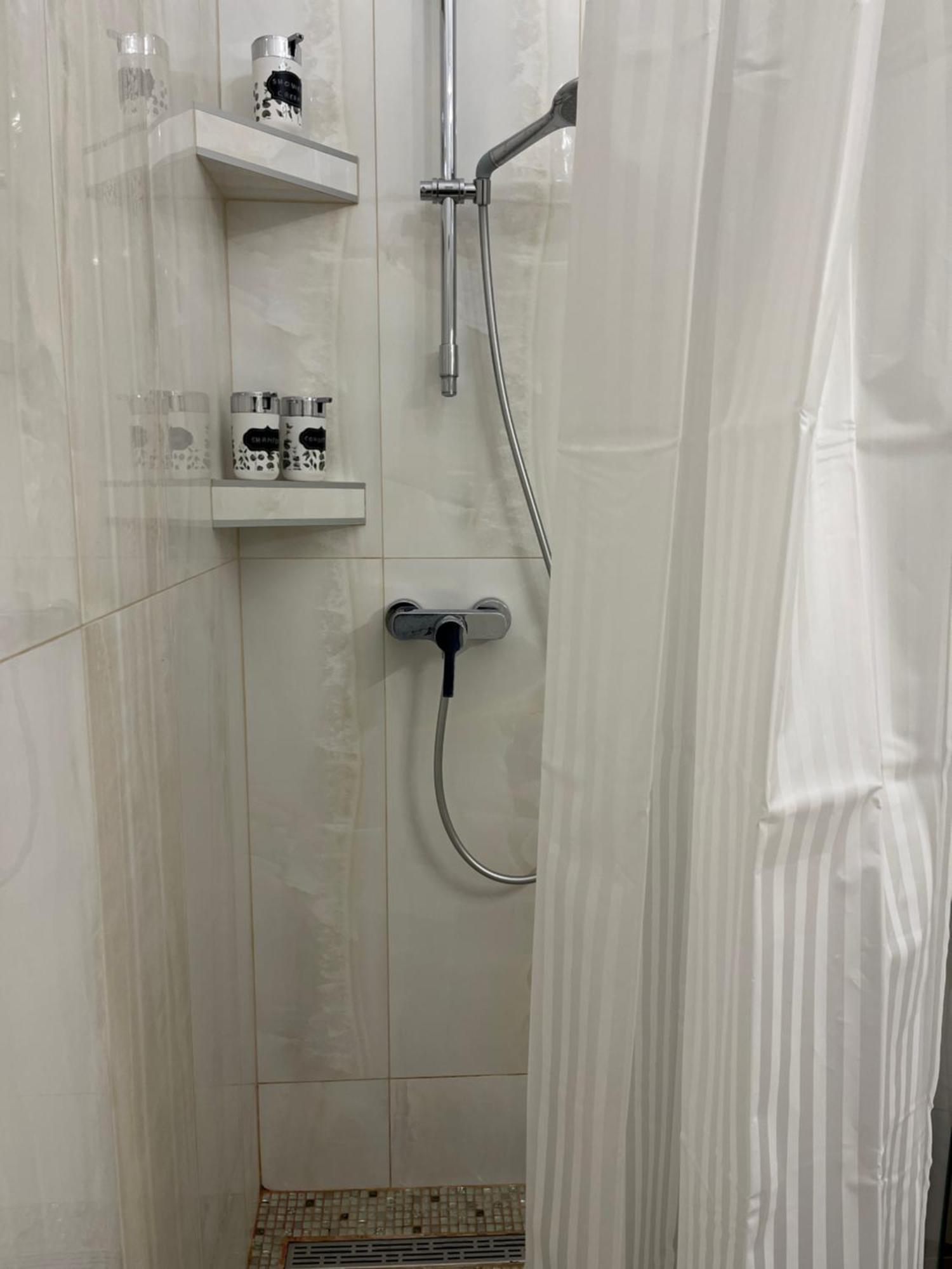 Main Street Retreat Apartment With Free Parking Сараєво Екстер'єр фото