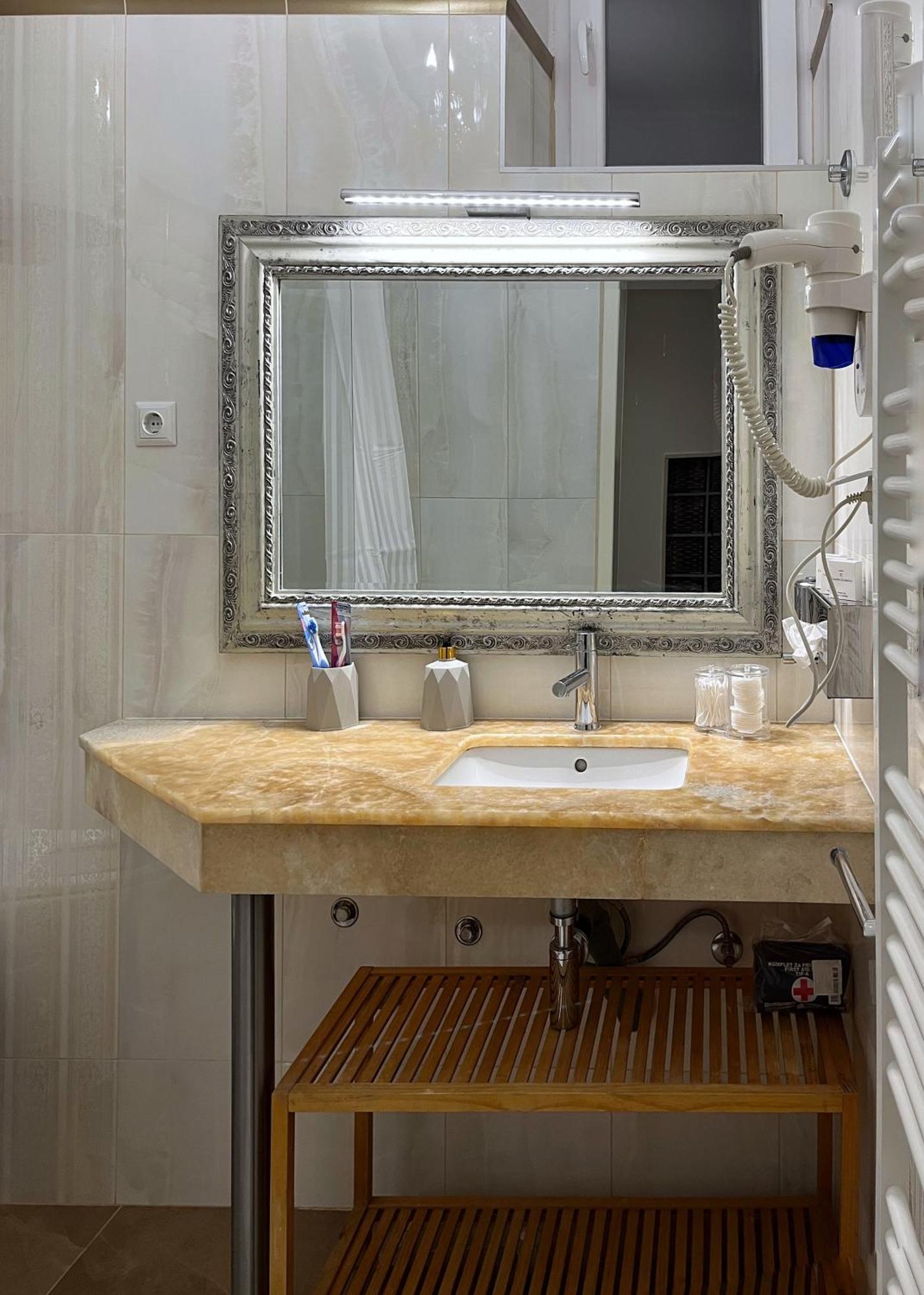 Main Street Retreat Apartment With Free Parking Сараєво Екстер'єр фото