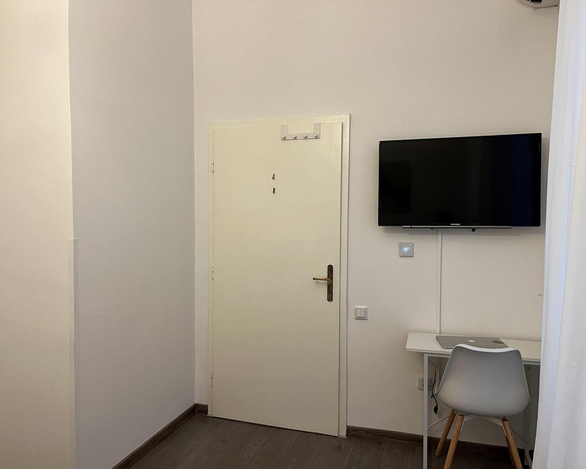 Main Street Retreat Apartment With Free Parking Сараєво Екстер'єр фото