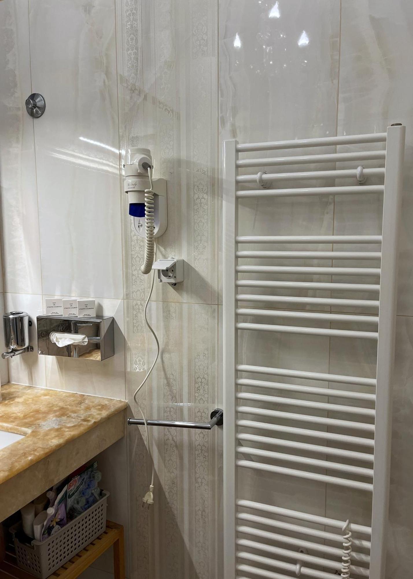 Main Street Retreat Apartment With Free Parking Сараєво Екстер'єр фото